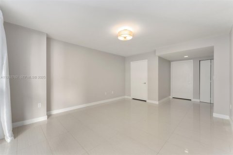 Condo in Miami, Florida, 3 bedrooms  № 1994102 - photo 17