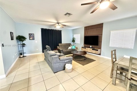 Villa ou maison à vendre à Miami, Floride: 4 chambres, 235.04 m2 № 2363777 - photo 5