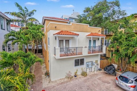 Коммерческая недвижимость в Майами, Флорида 325.16м2 № 2050103