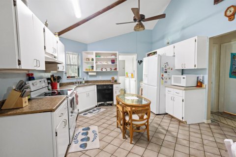 House in Vero Beach, Florida 3 bedrooms, 144.37 sq.m. № 2176924 - photo 5