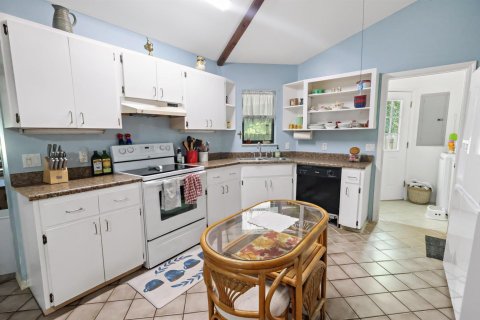 House in Vero Beach, Florida 3 bedrooms, 144.37 sq.m. № 2176924 - photo 3