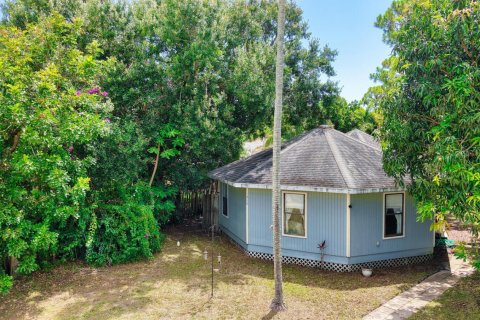 House in Vero Beach, Florida 3 bedrooms, 144.37 sq.m. № 2176924 - photo 2