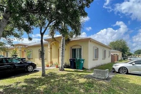 House in Homestead, Florida 3 bedrooms, 107.77 sq.m. № 1956255 - photo 1
