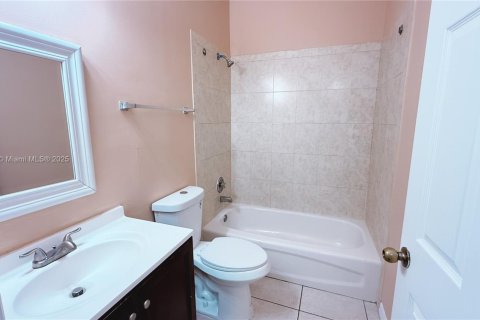 House in Homestead, Florida 3 bedrooms, 107.77 sq.m. № 1956255 - photo 9