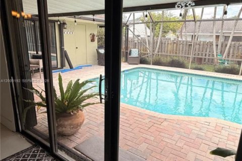 House in Sunrise, Florida 5 bedrooms, 190.17 sq.m. № 2066163 - photo 11