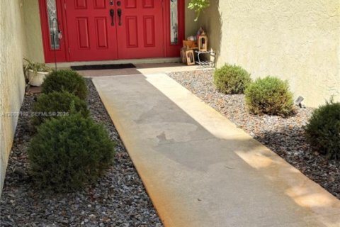 House in Sunrise, Florida 5 bedrooms, 190.17 sq.m. № 2066163 - photo 2