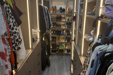 House in Sunrise, Florida 5 bedrooms, 190.17 sq.m. № 2066163 - photo 22