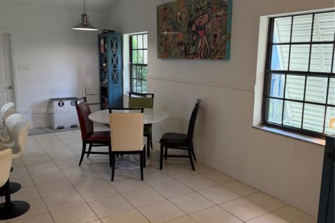 House in Sunrise, Florida 5 bedrooms, 190.17 sq.m. № 2066163 - photo 15