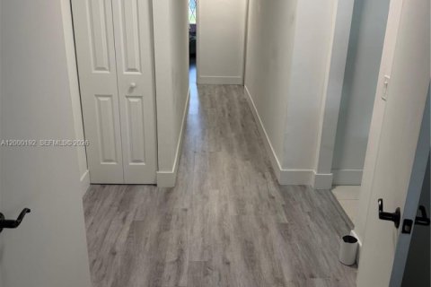 House in Sunrise, Florida 5 bedrooms, 190.17 sq.m. № 2066163 - photo 17