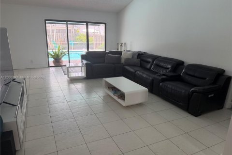 House in Sunrise, Florida 5 bedrooms, 190.17 sq.m. № 2066163 - photo 8