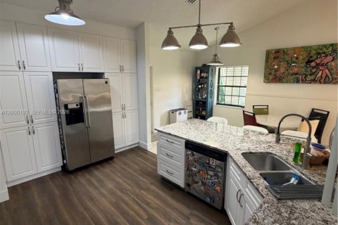 House in Sunrise, Florida 5 bedrooms, 190.17 sq.m. № 2066163 - photo 12