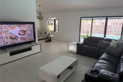 House in Sunrise, Florida 5 bedrooms, 190.17 sq.m. № 2066163 - photo 9