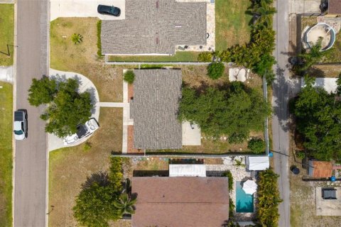 House in Saint Petersburg, Florida 3 bedrooms, 106.37 sq.m. № 2151235 - photo 21