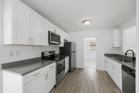 House in Saint Petersburg, Florida 3 bedrooms, 106.37 sq.m. № 2151235 - photo 5