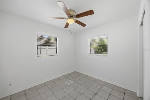 House in Saint Petersburg, Florida 3 bedrooms, 106.37 sq.m. № 2151235 - photo 12