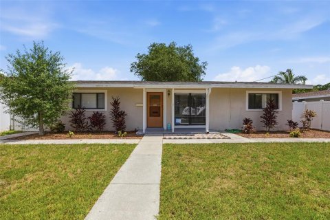 House in Saint Petersburg, Florida 3 bedrooms, 106.37 sq.m. № 2151235