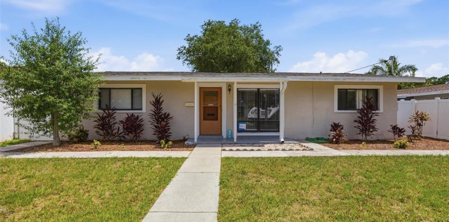 House in Saint Petersburg, Florida 3 bedrooms, 106.37 sq.m. № 2151235