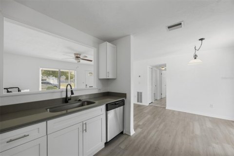 House in Saint Petersburg, Florida 3 bedrooms, 106.37 sq.m. № 2151235 - photo 6