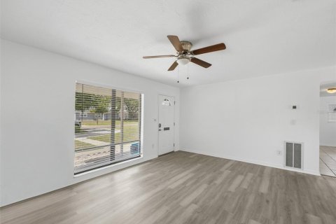 House in Saint Petersburg, Florida 3 bedrooms, 106.37 sq.m. № 2151235 - photo 4