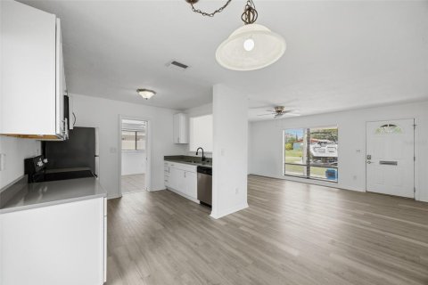 House in Saint Petersburg, Florida 3 bedrooms, 106.37 sq.m. № 2151235 - photo 7