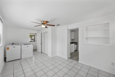 House in Saint Petersburg, Florida 3 bedrooms, 106.37 sq.m. № 2151235 - photo 9