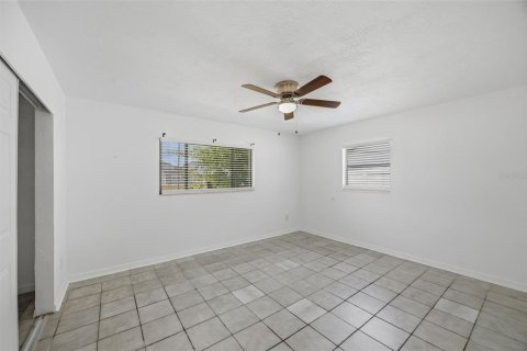 House in Saint Petersburg, Florida 3 bedrooms, 106.37 sq.m. № 2151235 - photo 13