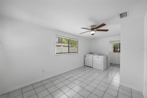 House in Saint Petersburg, Florida 3 bedrooms, 106.37 sq.m. № 2151235 - photo 10