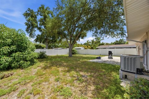 House in Saint Petersburg, Florida 3 bedrooms, 106.37 sq.m. № 2151235 - photo 18