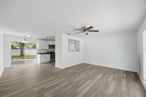 House in Saint Petersburg, Florida 3 bedrooms, 106.37 sq.m. № 2151235 - photo 3