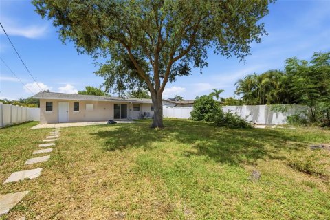 House in Saint Petersburg, Florida 3 bedrooms, 106.37 sq.m. № 2151235 - photo 19