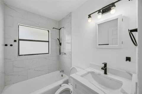 House in Saint Petersburg, Florida 3 bedrooms, 106.37 sq.m. № 2151235 - photo 8