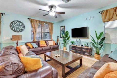 House in Davenport, Florida 8 bedrooms, 363.15 sq.m. № 2221899 - photo 13