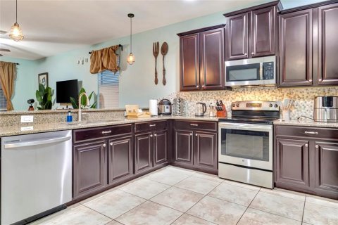 House in Davenport, Florida 8 bedrooms, 363.15 sq.m. № 2221899 - photo 10