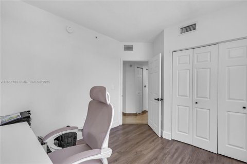 Condominio en venta en Miami, Florida, 2 dormitorios, 76.27 m2 № 1896529 - foto 17