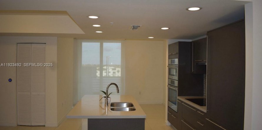 Кондоминиум с 1 спальней в Дорал, Флорида № 1982552