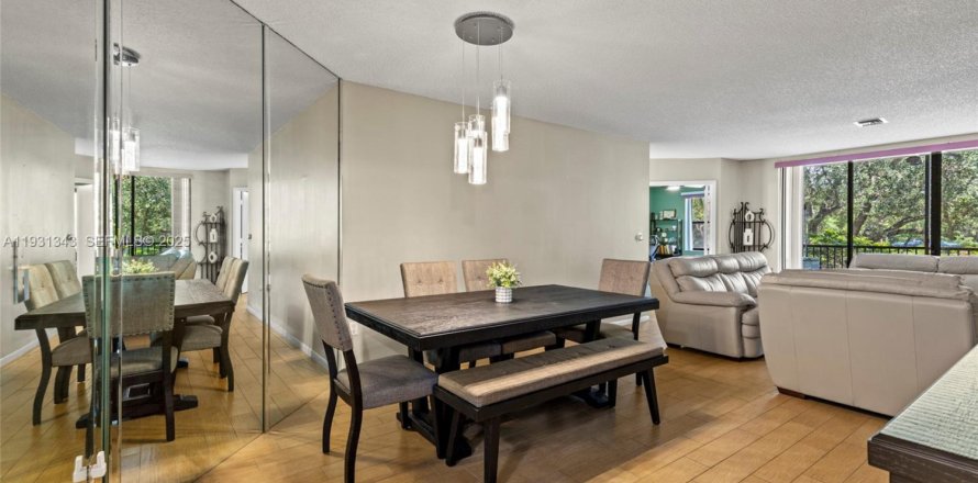 Condo in Coconut Creek, Florida, 3 bedrooms  № 1990040