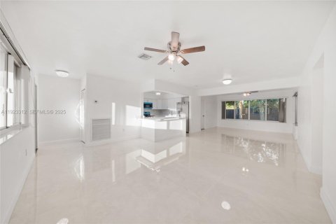 Villa ou maison à louer à Pembroke Pines, Floride: 3 chambres, 123.56 m2 № 1976953 - photo 8