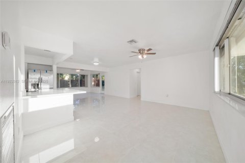 Villa ou maison à louer à Pembroke Pines, Floride: 3 chambres, 123.56 m2 № 1976953 - photo 6