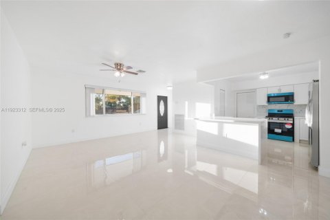 Villa ou maison à louer à Pembroke Pines, Floride: 3 chambres, 123.56 m2 № 1976953 - photo 3
