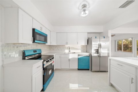 Villa ou maison à louer à Pembroke Pines, Floride: 3 chambres, 123.56 m2 № 1976953 - photo 2