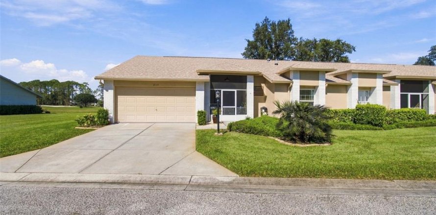 House in Hudson, Florida 2 bedrooms, 167.69 sq.m. № 2416720