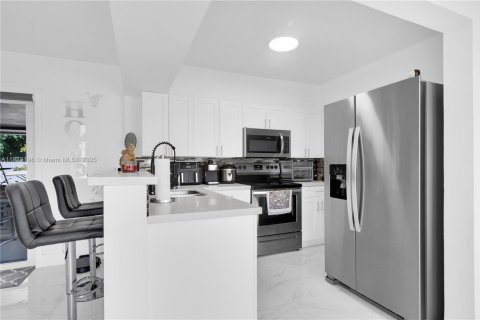 Снять в аренду виллу или дом в Хомстед, Флорида 3 спальни, 110.65м2, № 1927792 - фото 10