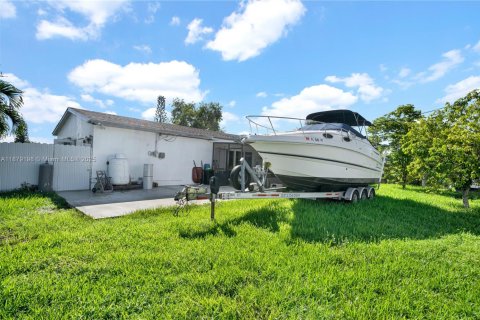 Снять в аренду виллу или дом в Хомстед, Флорида 3 спальни, 110.65м2, № 1927792 - фото 22
