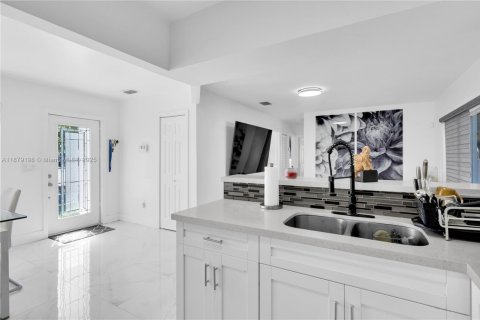 Снять в аренду виллу или дом в Хомстед, Флорида 3 спальни, 110.65м2, № 1927792 - фото 12