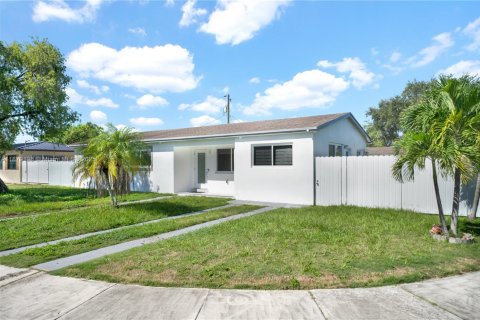 Снять в аренду виллу или дом в Хомстед, Флорида 3 спальни, 110.65м2, № 1927792 - фото 3