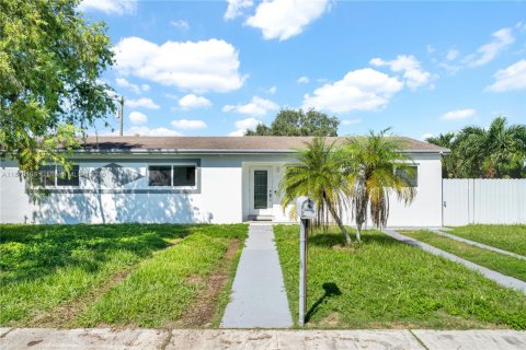 Снять в аренду виллу или дом в Хомстед, Флорида 3 спальни, 110.65м2, № 1927792 - фото 1