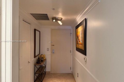 Condo in Miami, Florida, 2 bedrooms  № 2000167 - photo 10
