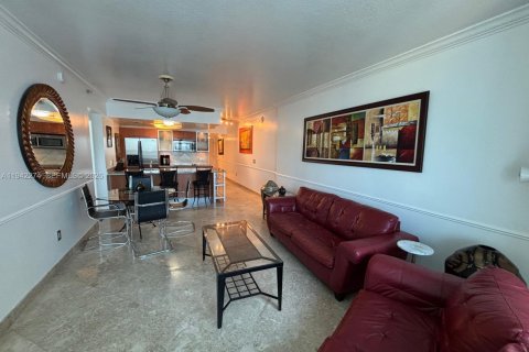 Condo in Miami, Florida, 2 bedrooms  № 2000167 - photo 27
