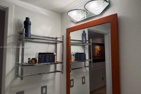 Condo in Miami, Florida, 2 bedrooms  № 2000167 - photo 14