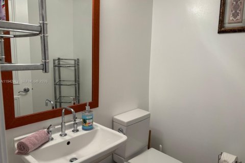 Condo in Miami, Florida, 2 bedrooms  № 2000167 - photo 21